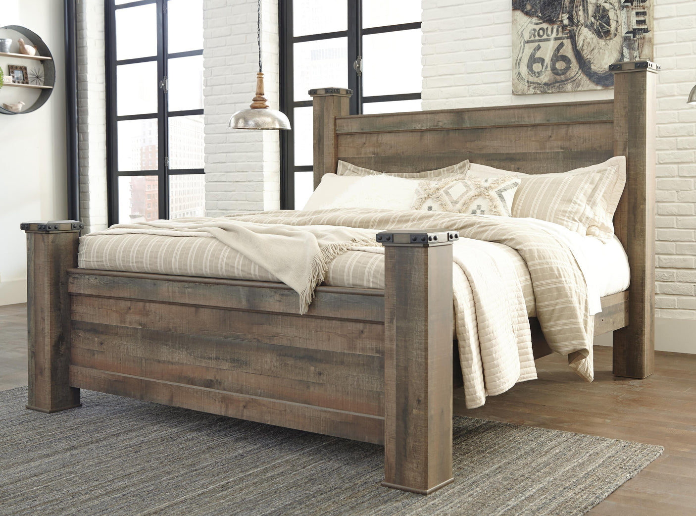 Trinell Poster Bed