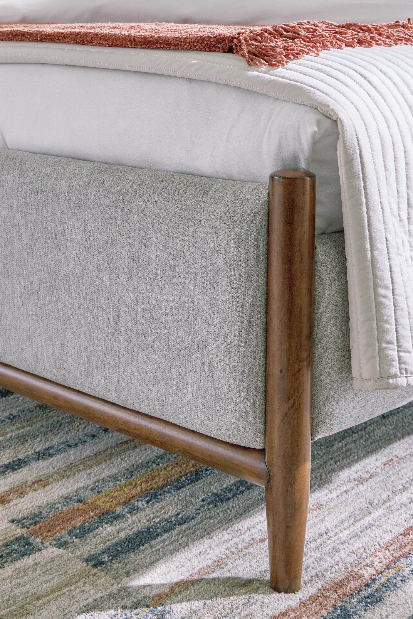 Lyncott Upholstered Bed