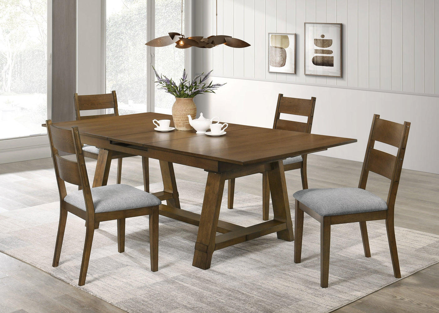 Everly Table w / 4 Chairs