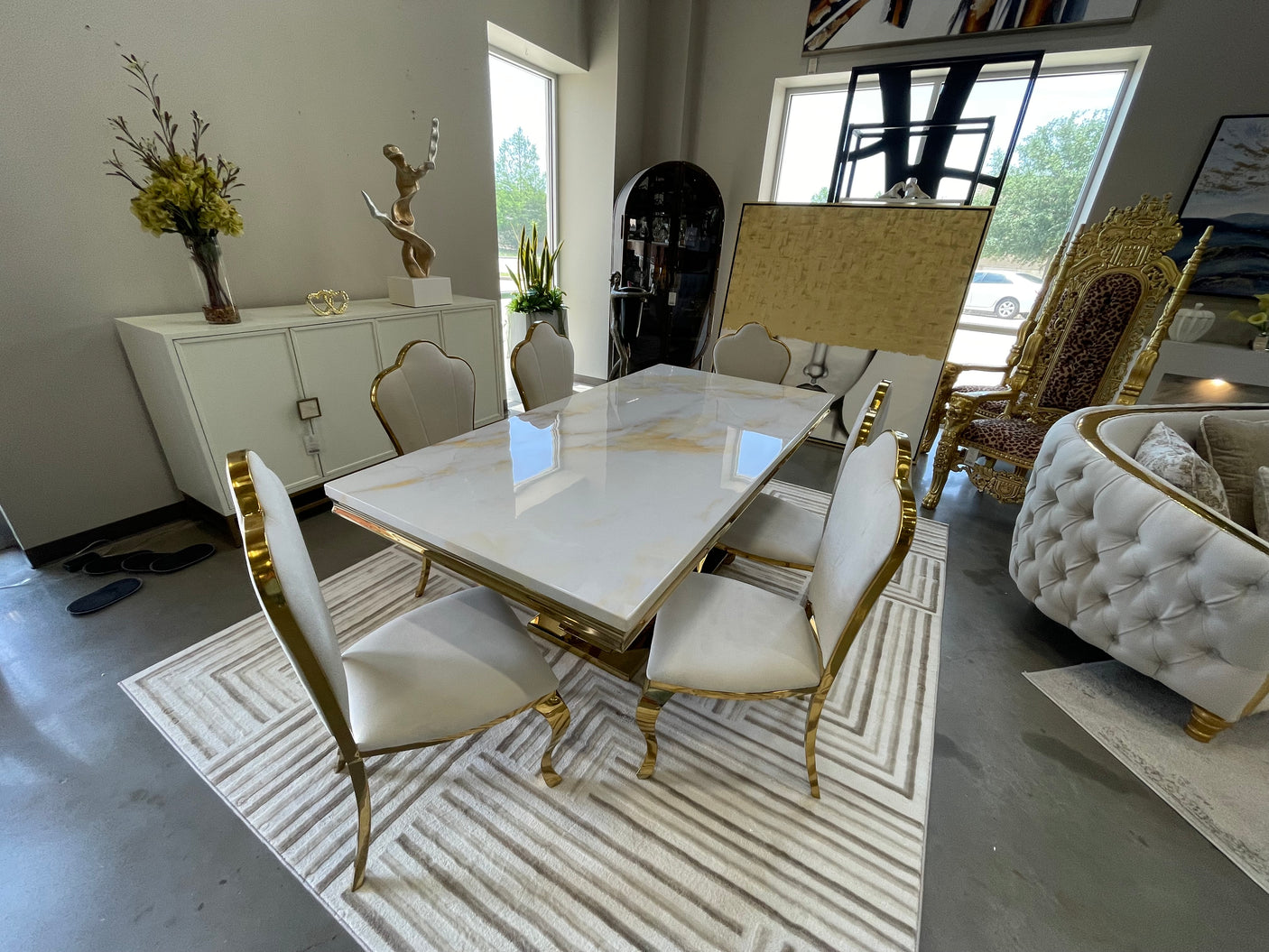 Elizabeth Table w/ 4 Chairs & 2 FREE Chairs