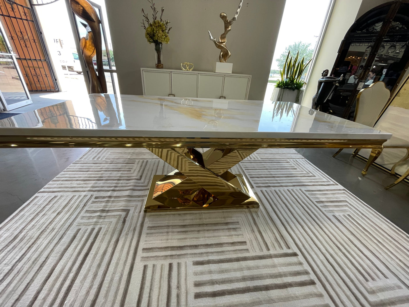 Elizabeth Table w/ 4 Chairs & 2 FREE Chairs