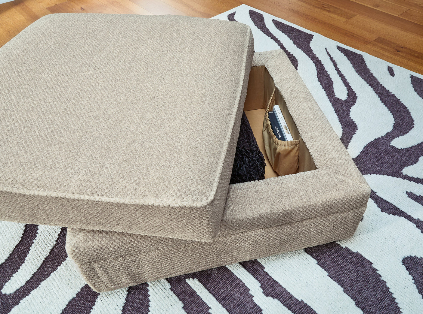Calnita Ottoman w/ Storage